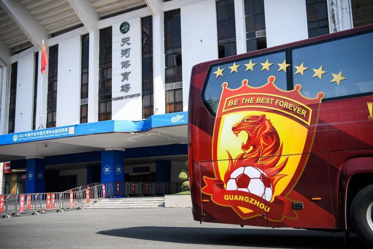 何苦还跟我们这些小人物过不去呢？万破军听着这些叶家旁系成员的哀求，表情冷酷的说道：在我眼里，你们和叶家人同在一张族谱上，自然就是一家人，既然是一家人，也肯定要为叶家人的错误承担责任。